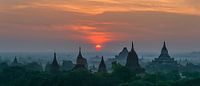 Nyaung-U Township: Zonsopkomst in Old Bagan van Maarten Verhees thumbnail