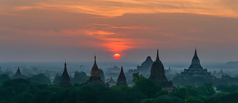 Nyaung-U Township: Zonsopkomst in Old Bagan van Maarten Verhees
