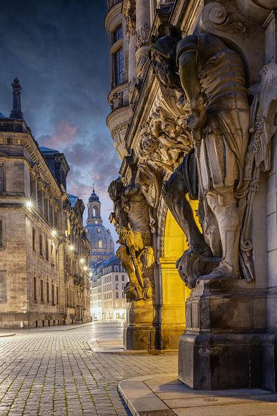 Uitzicht door het historische stadscentrum naar de Frauenkirche in Dresden van Fotos by Jan Wehnert