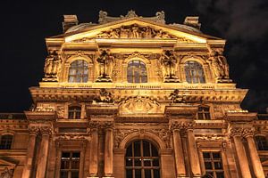 Musée du Louvre bij nacht, Parijs van Christian Müringer