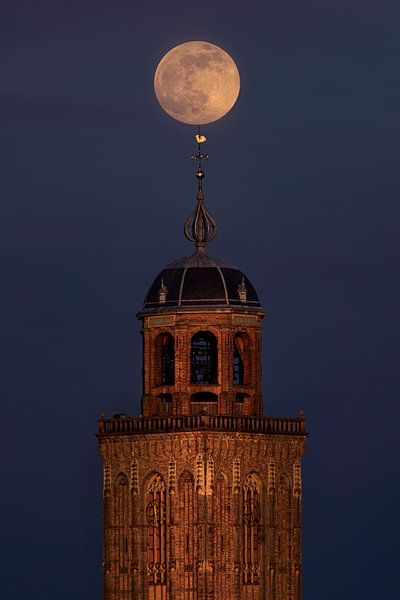 Tour de l'église avec la pleine lune, Deventer par Adelheid Smitt