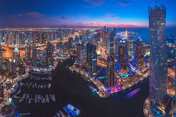 Dubai Marina Skyline Blauwe Uur van de haven van Dubai van Jean Claude Castor