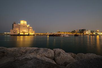 Museum van Islamitische Kunst in Doha, Qatar buiten nachtschot van Mohamed Abdelrazek