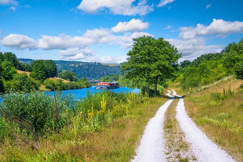 Binnenschip op het Main-Donaukanaal in het Altmühl-dal