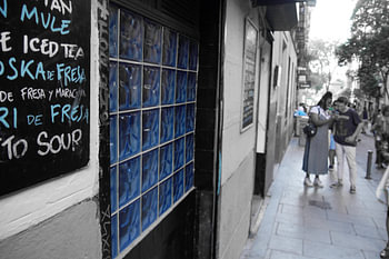 Madrid - rue de couleur bleue avec mur en briques de verre