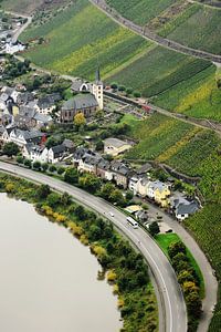 View of the wine village Bremm on Moselle van Gisela Scheffbuch