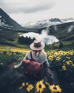 Frau am Bergsee