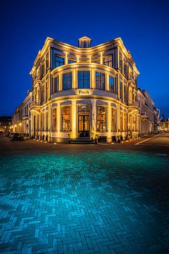 Gold hotel in blue hour van Diana Venis-Kerkhoven