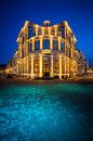 Gold hotel in blue hour van Diana Venis-Kerkhoven thumbnail