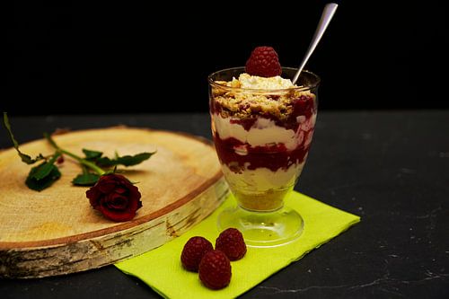 Dessert met yoghurt, dessert met yoghurt, roomkaas, frambozen, koekjes en room