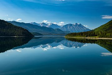 Lake Muncho op de Alaska Highway van Roland Brack