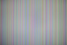 Photo d'un moniteur en panne, avec des rayures et des motifs colorés