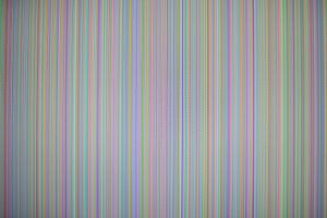 Photo d'un moniteur en panne, avec des rayures et des motifs colorés