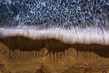 Zand, zee en golven: Long-exposure Dronephoto van Jan Hermsen