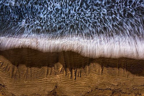 Sand, sea and waves: Long-exposure Dronephoto