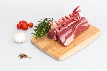 Lamsrack met paar ingrediënten zoals knoflook, rozemarijn , peperkorrels en tomaatjes van Wim Stolwerk