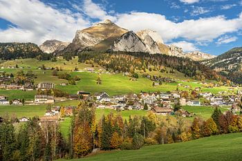 Blick auf Wildhaus und das Alpsteingebirge in der Schweiz