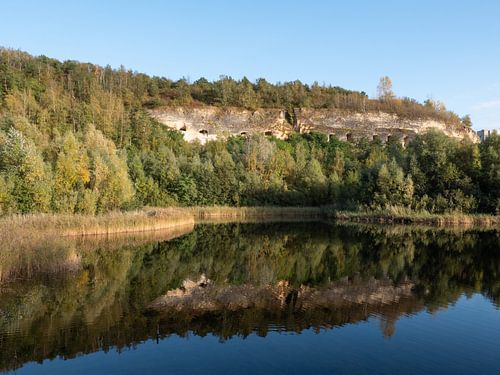 See mit Wasserspiegelungen im ehemaligen Kalksteinbruch Enci in Limburg