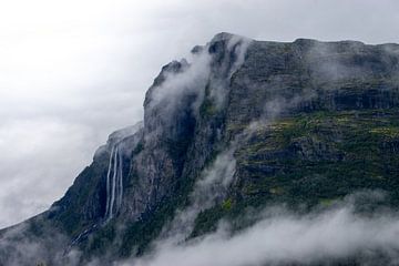 Wasserfall zwischen den Wolken