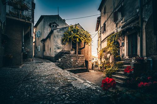 Oud bergdorpje in Kroatië bij zonsondergang Moscenice