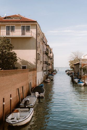 Beau morceau de Venise, avec de l'eau et des maisons sur le côté de l'eau.