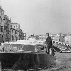 Der schottische Schauspieler Sean Connery steht auf einem Wassertaxi von Bridgeman Images