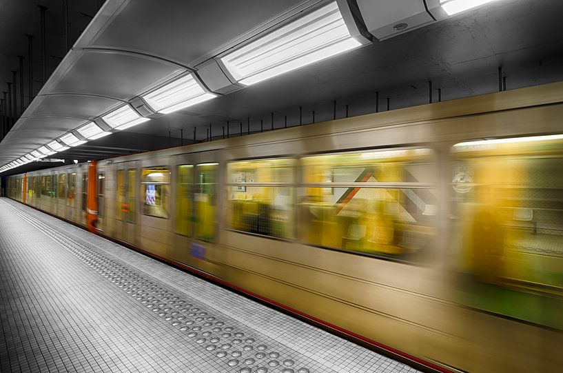 Metro in kleur van Mark Bolijn