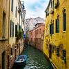 Das Gelbe Haus am Kanal von Venedig. von Berend Kok