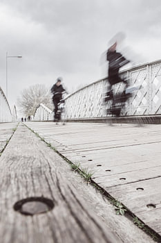 Des cyclistes rapides sur le pont Mira
