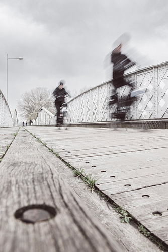 Schnelle Radfahrer auf der Mirabrücke