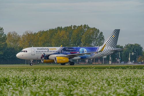 Vueling Airbus A320 in der Lackierung Disneyland 25 Jahre.
