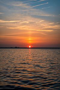 Sonnenuntergang vom Wasser aus Haringvliet bei Hellevoetsluis von Marjolein van Middelkoop