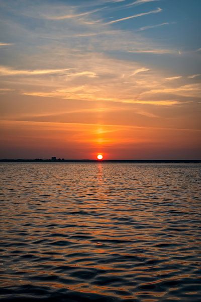 Coucher de soleil depuis l'eau Haringvliet près de Hellevoetsluis par Marjolein van Middelkoop