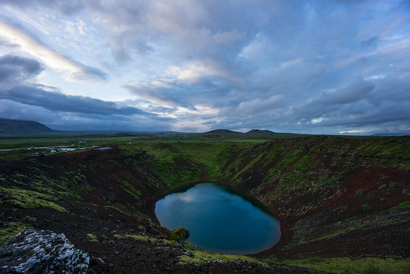 Islande - Ciel nuageux au lac de cratère Kerid à l'aube par adventure-photos