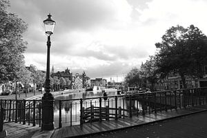 Haarlem, view of the river het Spaarne from a bridge with a streetlight von Ernst van Voorst