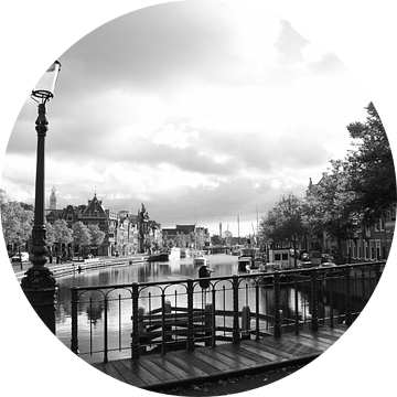 Haarlem Zicht op het Spaarne vanaf de brug met Straatlamp van Ernst van Voorst