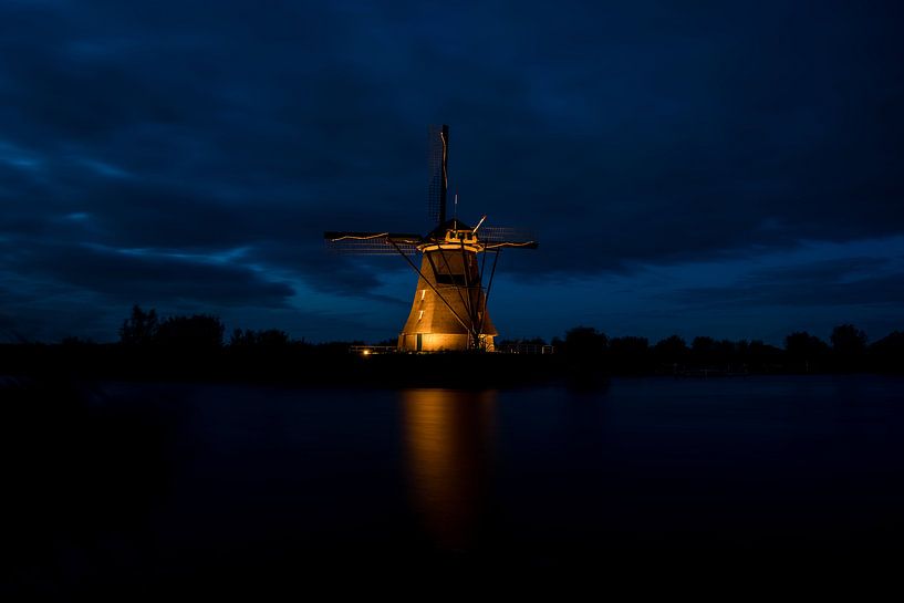 de windmolens in Kinderdijk zijn verlicht by Marcel Derweduwen