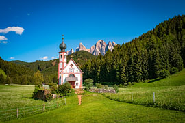 Die kleine St.-Magdalena-Kirche – Ein ikonischer Blick auf die Dolomiten