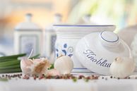Landhaus Liebe Knoblauch auf dem Tisch von Tanja Riedel Miniaturansicht