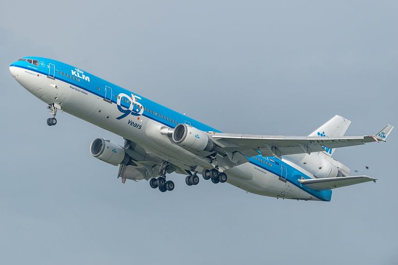 KLM 95 ans ! Un MD-11 de KLM (PH-KCE) a été décoré des chiffres 95 pour marquer le 95e anniversaire  par Jaap van den Berg