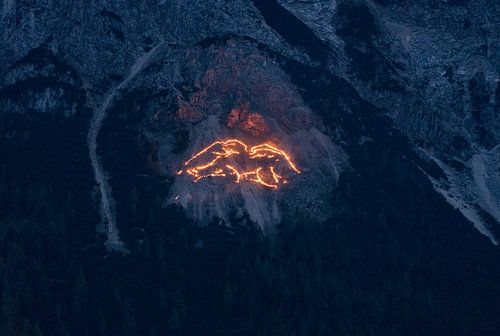 Traditionele bergvuren boven Ehrwald - indrukwekkende lichtlijnen op de hellingen van de Wetterstein, die de Tiroolse bergen in een magische gloed hullen. Een buitengewoon motief van de Alpencultuur.