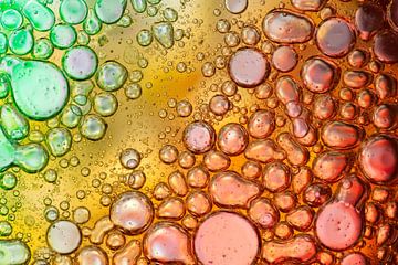 Abstracte macrofoto van oliebelletjes in water van ManfredFotos