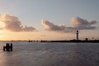 Vuurtoren tijdens zonsondergang in hellevloetsluis