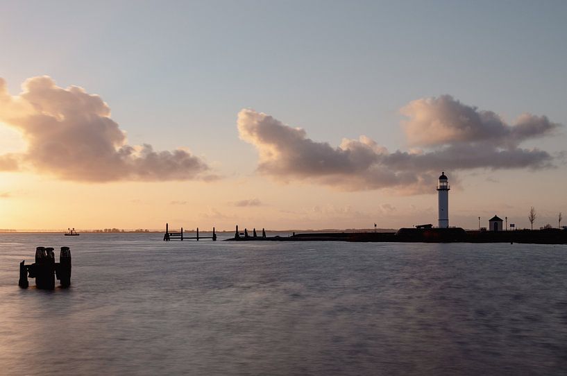 Vuurtoren tijdens zonsondergang in hellevloetsluis van Rob Saly