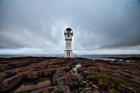 Landschap met een oude vuurtoren in Ijsland.