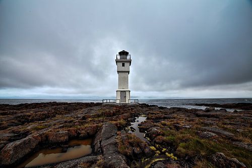Paysage avec un vieux phare en Islande.