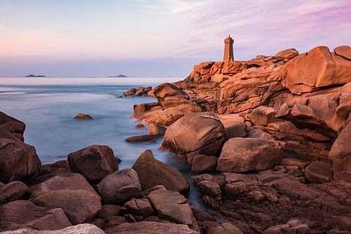 Atlantikküste in der Bretagne bei Ploumanach, Frankreich