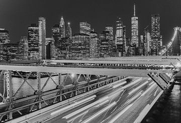 Autolichten op de Manhattan Bridge met uitzicht op de stad van Patrick Groß