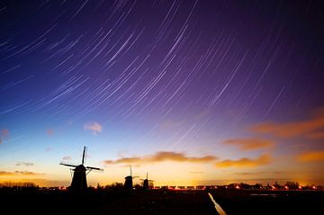 Le Molendriegang de Leidschendam avec des traînées d'étoiles sur Martijn van der Nat