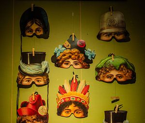 Vintage Papiermasken – Augen & Hüte an der Wand